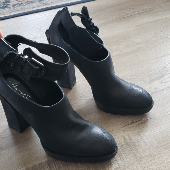 Kenneth Cole black distressed leather lugged heels - Picture 2 of 15